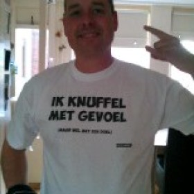 Ik knuffel met gevoel, maar wel met een doel! Een van onze grappige t-shirts 